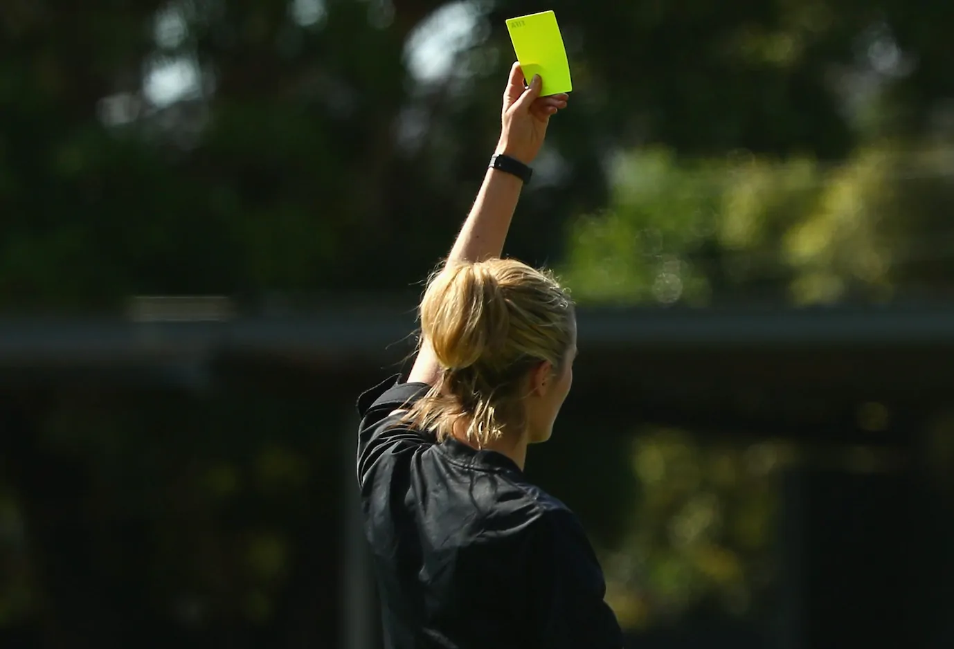 Assurdo nel campionato Juniores: arbitra sospende il match per una rissa e viene chiusa dentro lo Stadio