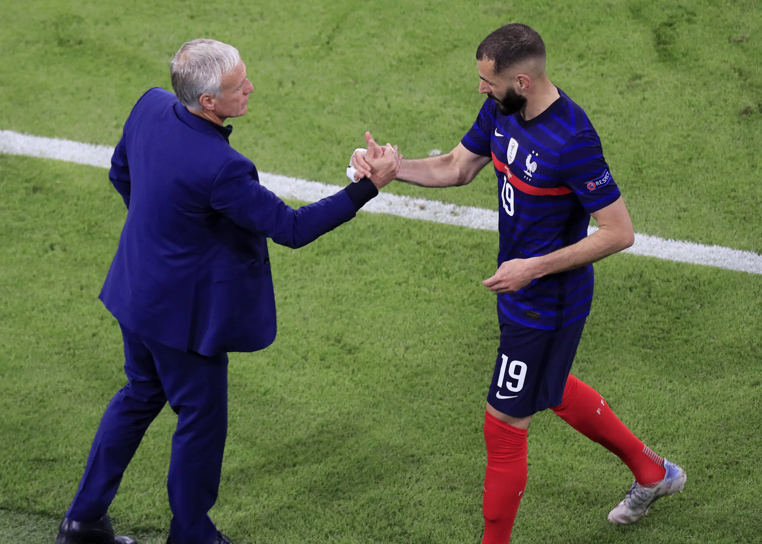 Benzema-Deschamps, altro capitolo della faida: l’attaccante del Real senza giri di parole sui social (FOTO)