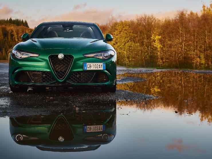 Alfa Romeo Giulia su un fiume