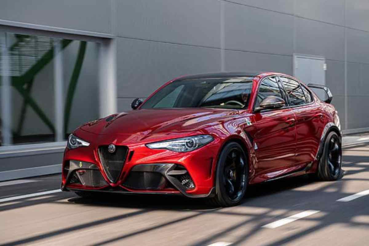 Alfa Romeo Giulia parcheggiata 