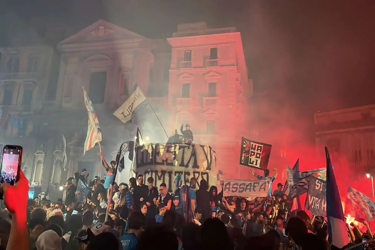 Festa Scudetto, follia a Napoli: investe 4 persone e scappa