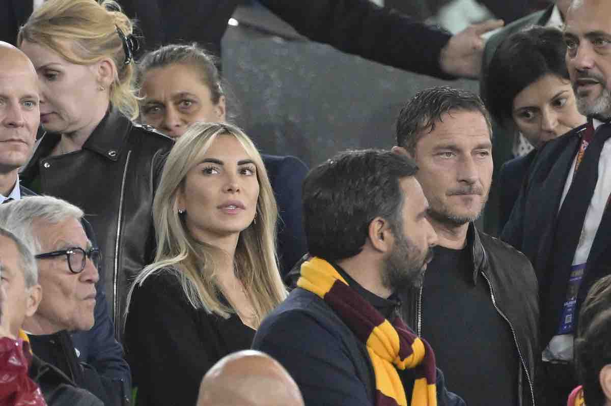 Noemi Bocchi e Francesco Totti allo stadio, durante la festa una sorpresa