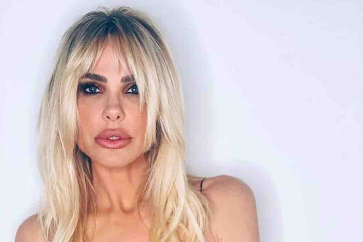 Ilary Blasi in posa sui social