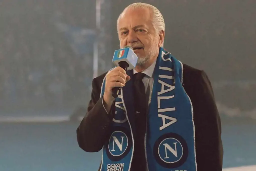 Aurelio De Laurentiis con il microfono