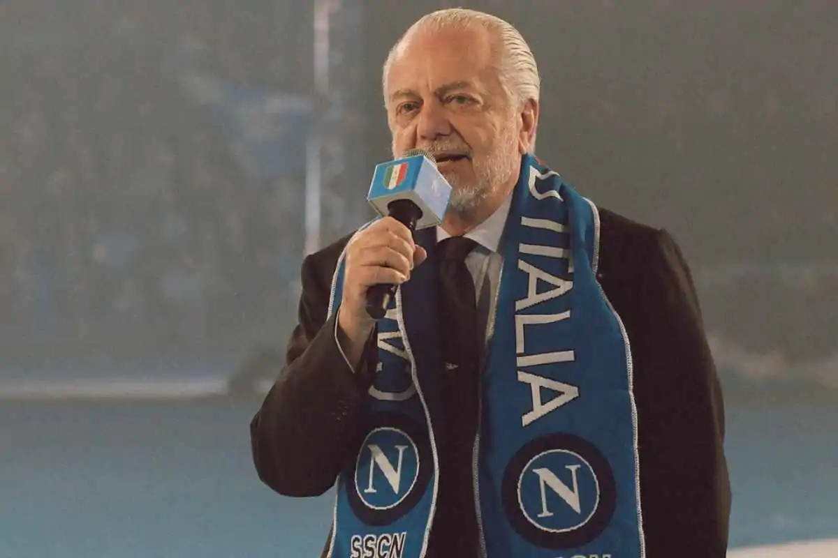 Aurelio De Laurentiis con il microfono