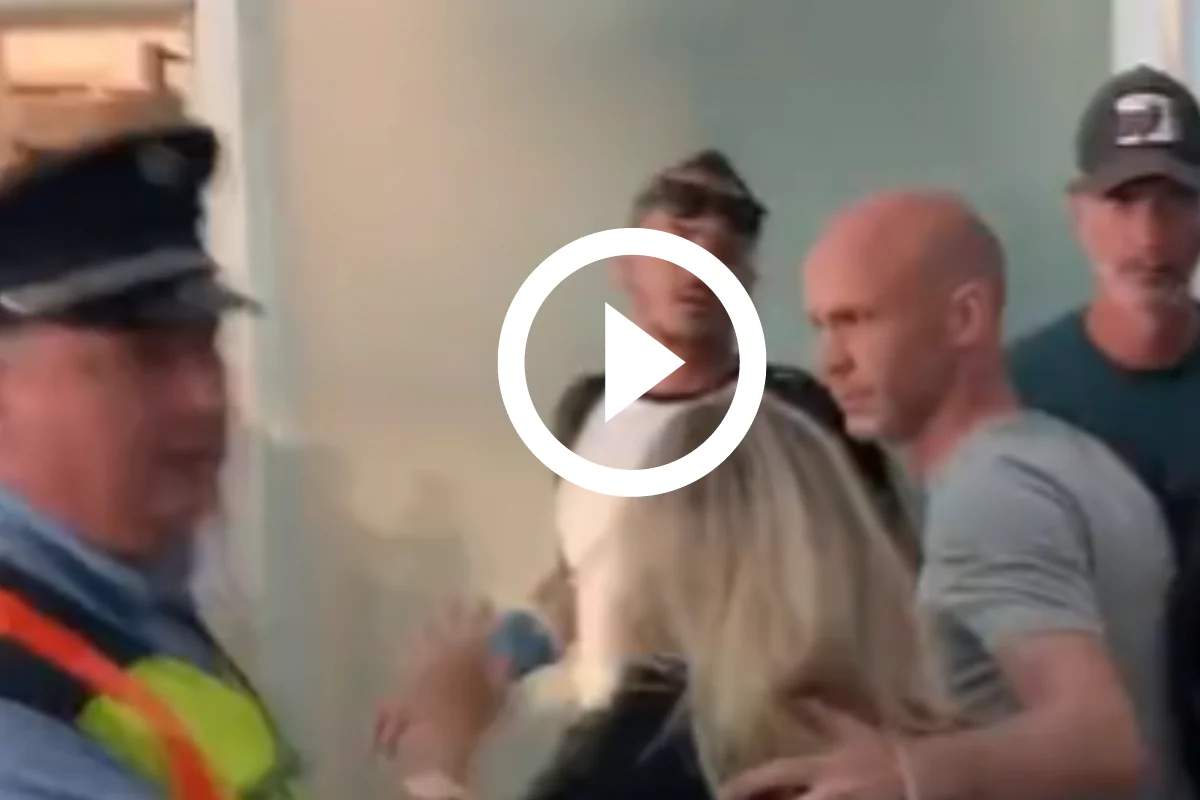 Bufera sull’arbitro Taylor, contestazione dei tifosi della Roma all’aeroporto (VIDEO)