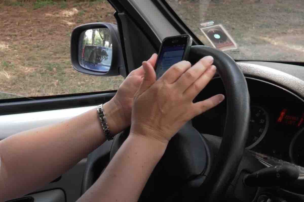 La nuova decisione del Governo su chi usa dispositivi cellulare alla guida
