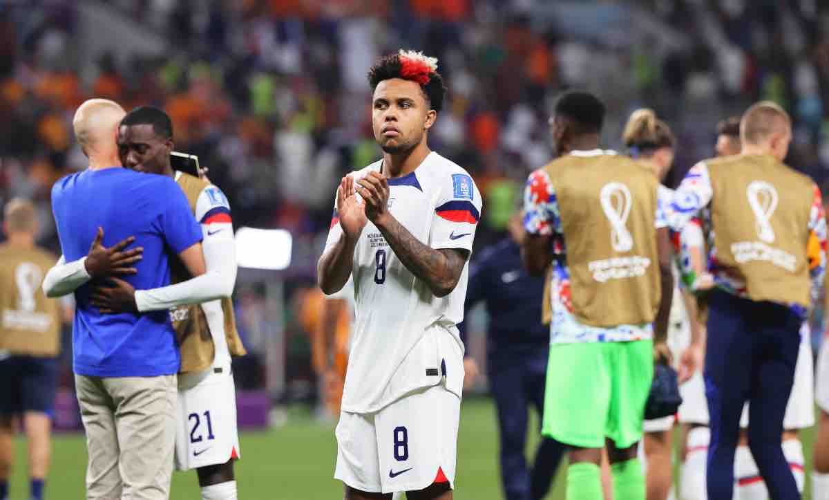 McKennie applaude in campo 