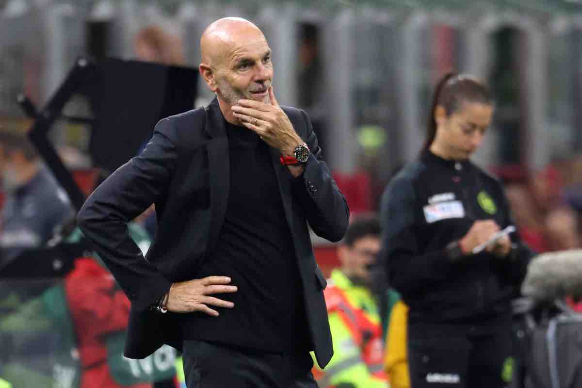 Stefano Pioli pensieroso in campo