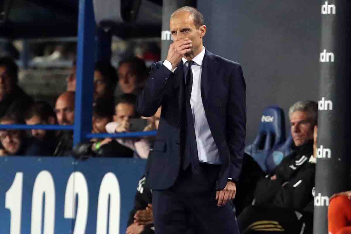 Max Allegri pensieroso in campo