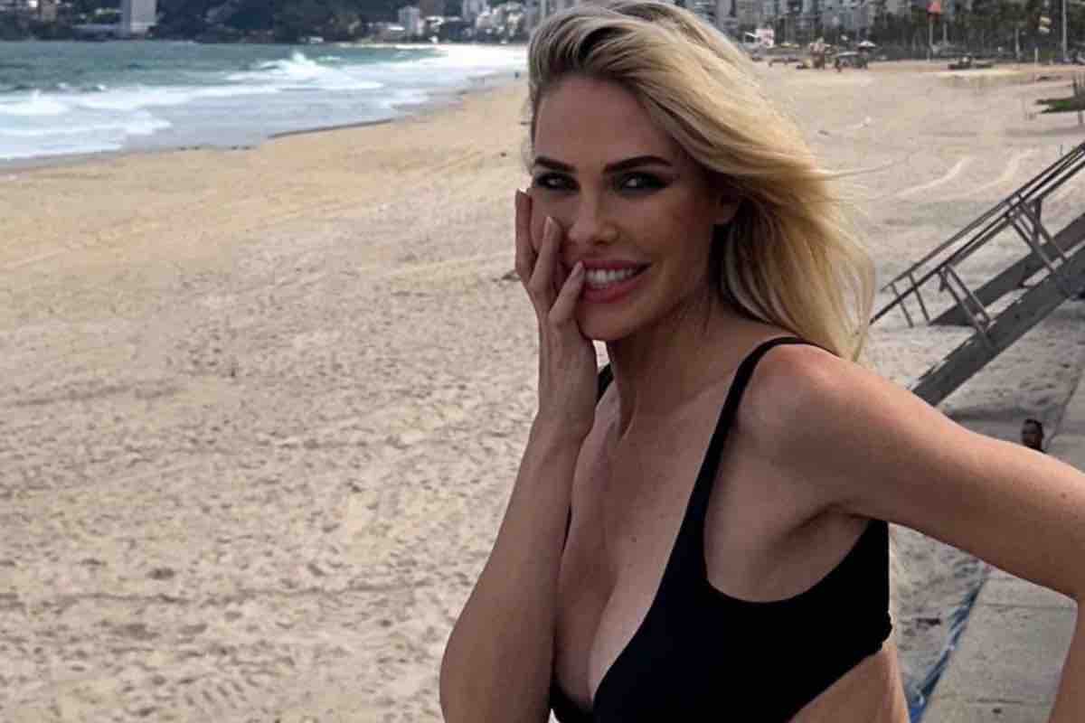 Ilary Blasi sorridente in spiaggia