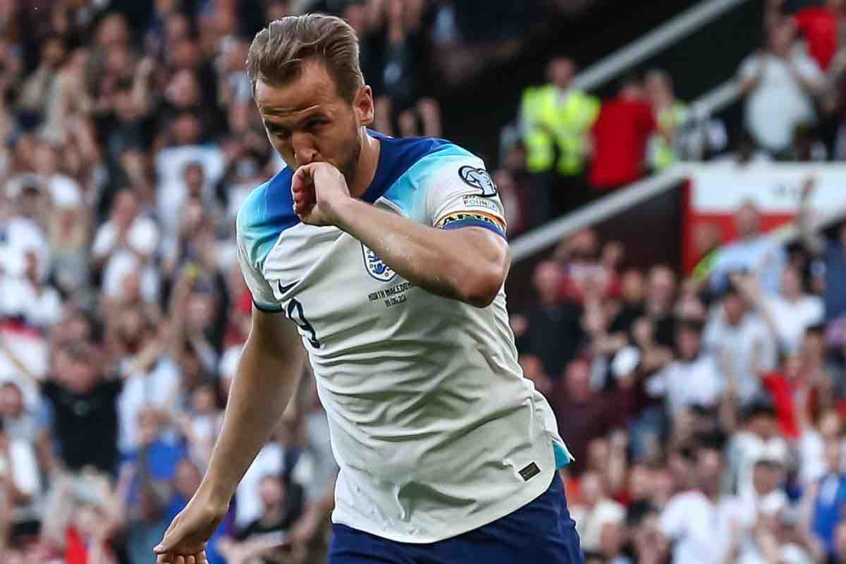 Harry Kane esulta dopo il gol