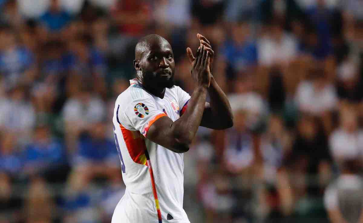 Romelu Lukaku applaude in campo 