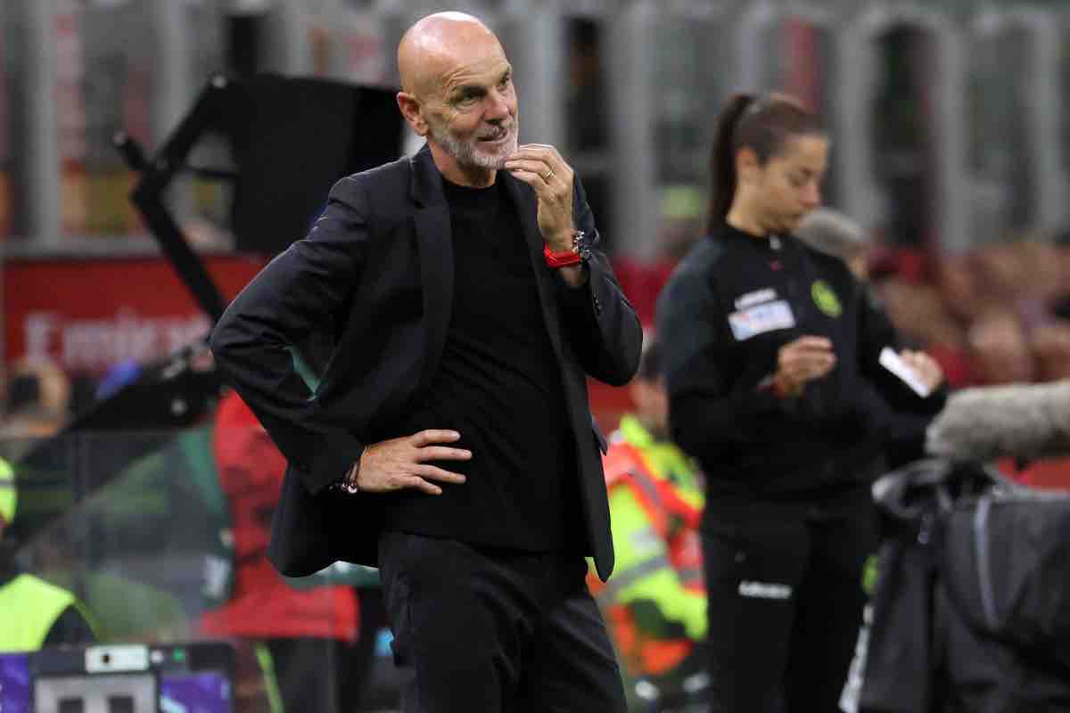 Stefano Pioli pensieroso a bordocampo