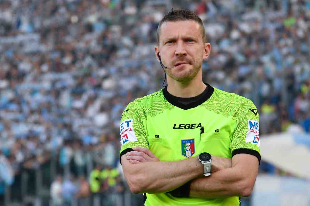 L'arbitro Marco Serra in campo 