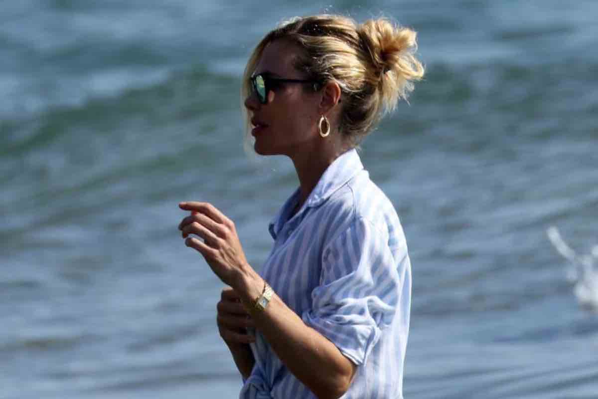 Ilary Blasi in spiaggia