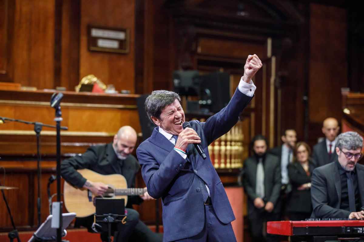 Gianni Morandi ha perso la testa il suo cuore batte solo per lei