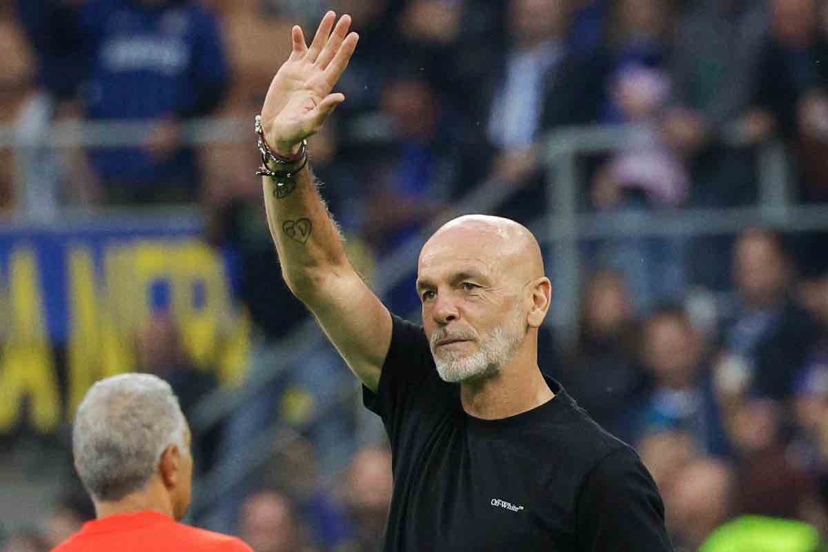 Stefano Pioli saluta il pubblico