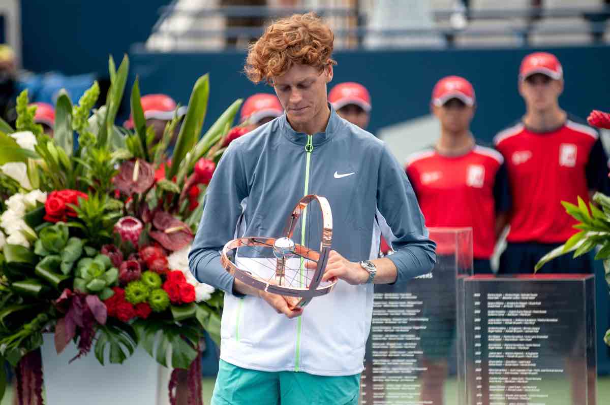 Jannik Sinner con il trofeo