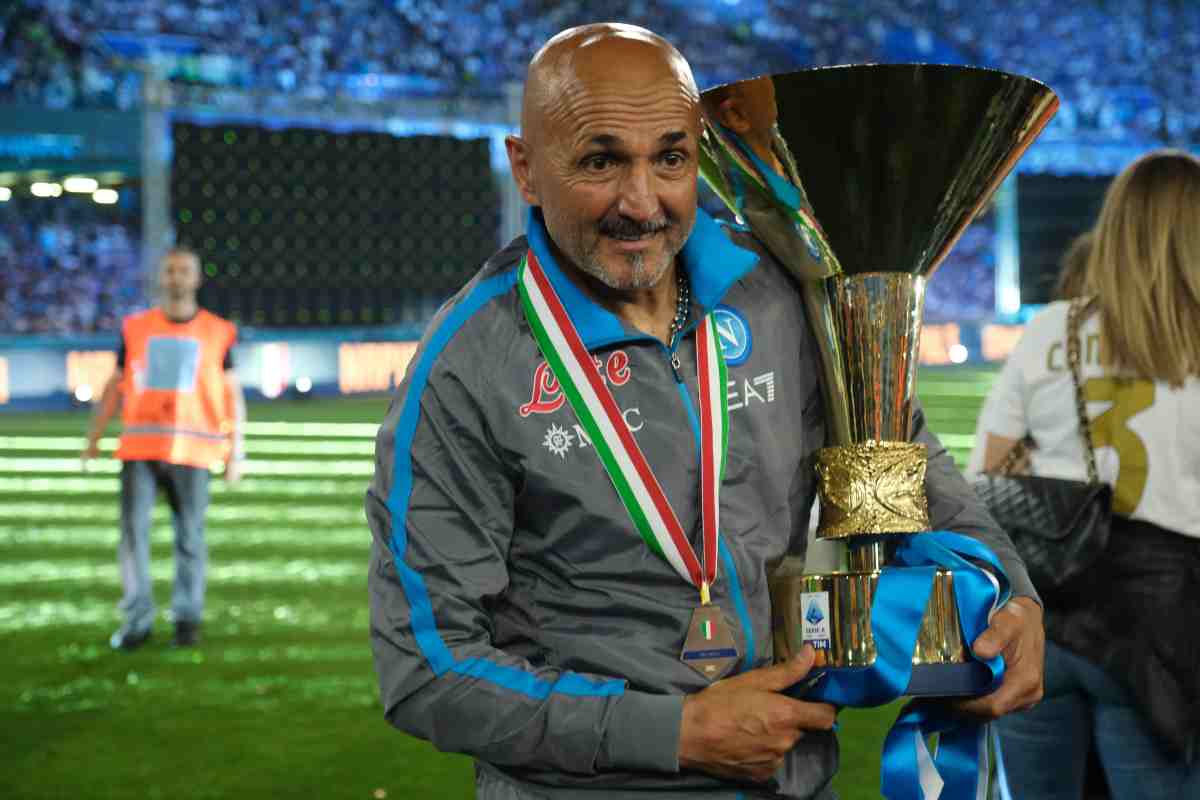 Spalletti in posa con la coppa dello Scudetto