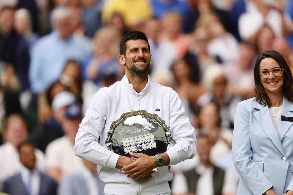 Novak Djokovic sorridente in campo