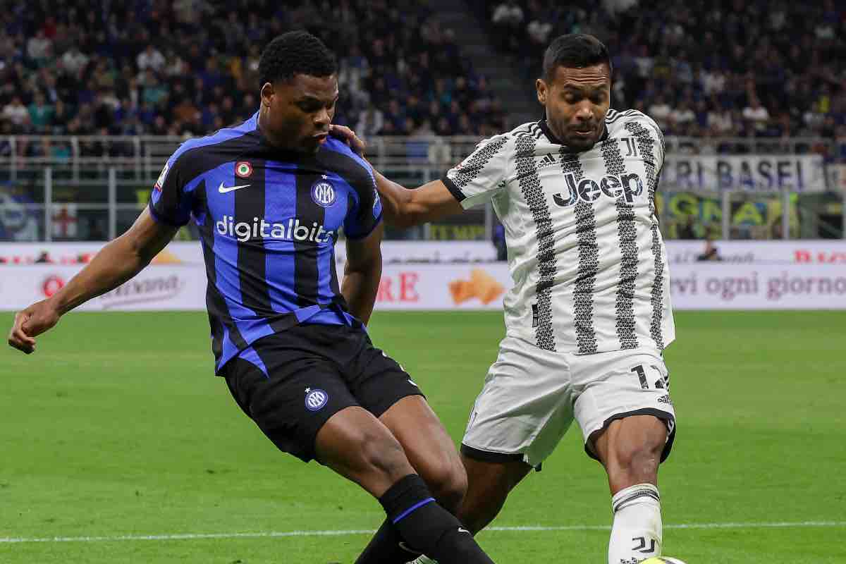 Alex Sandro in azione 