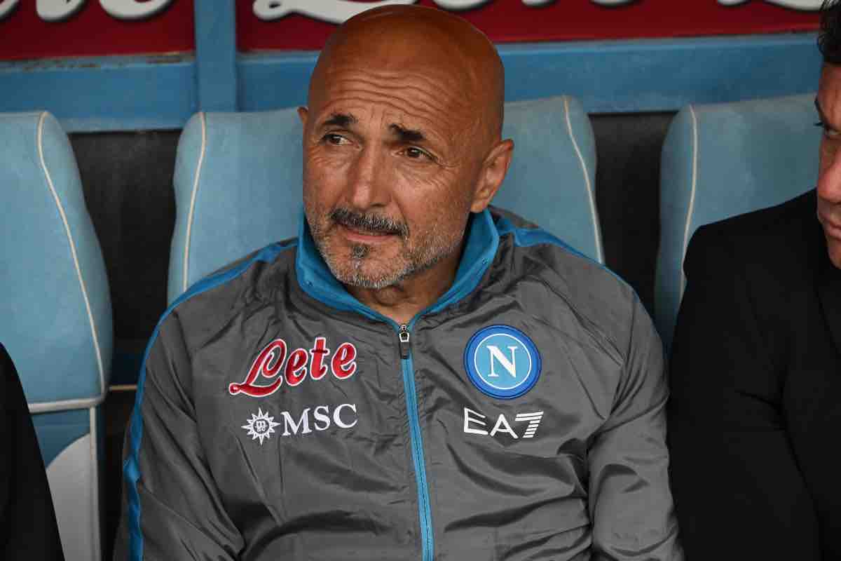 Luciano Spalletti pensieroso in panchina