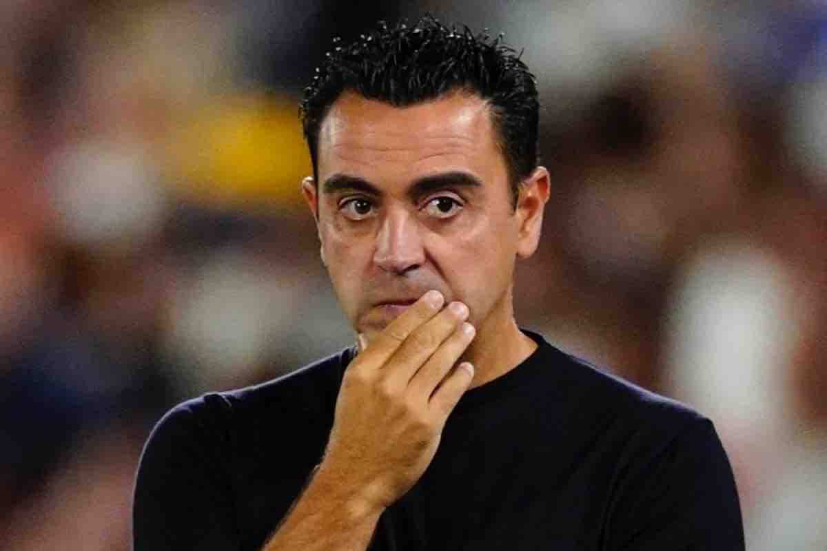 Xavi pensieroso a bordocampo