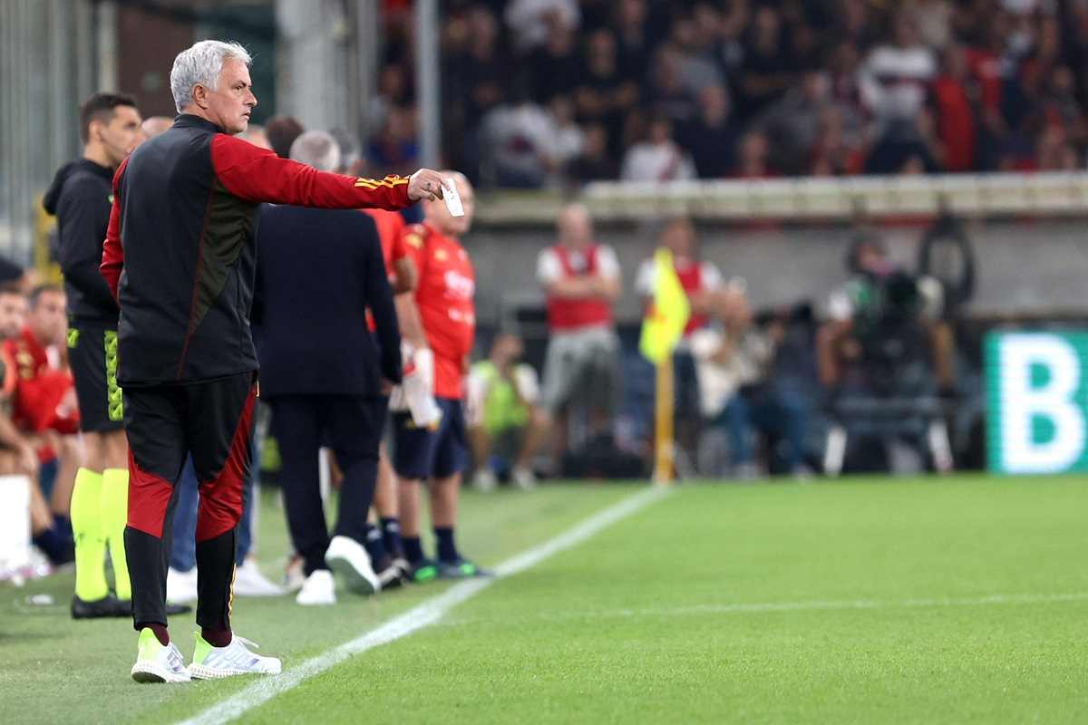 Roma, Mourinho stizzito in diretta: il gesto ha spiazzato tutti