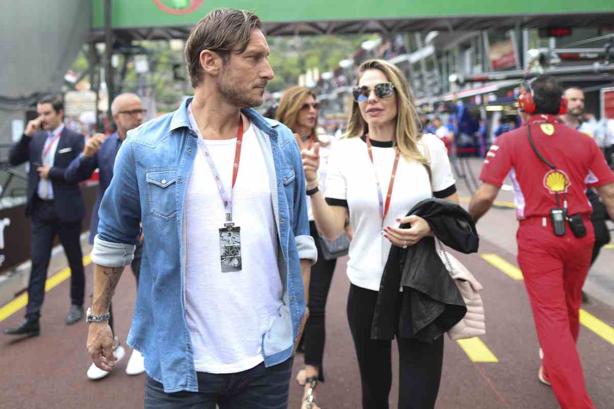 Ilary Blasi e Totti insieme allo stadio