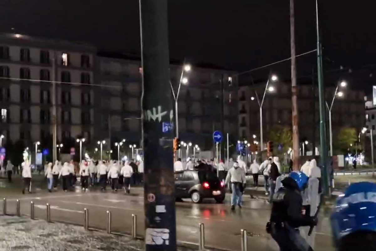 Scontri nella notte a Napoli, arriva l'ipotesi che spiazza i tifosi.