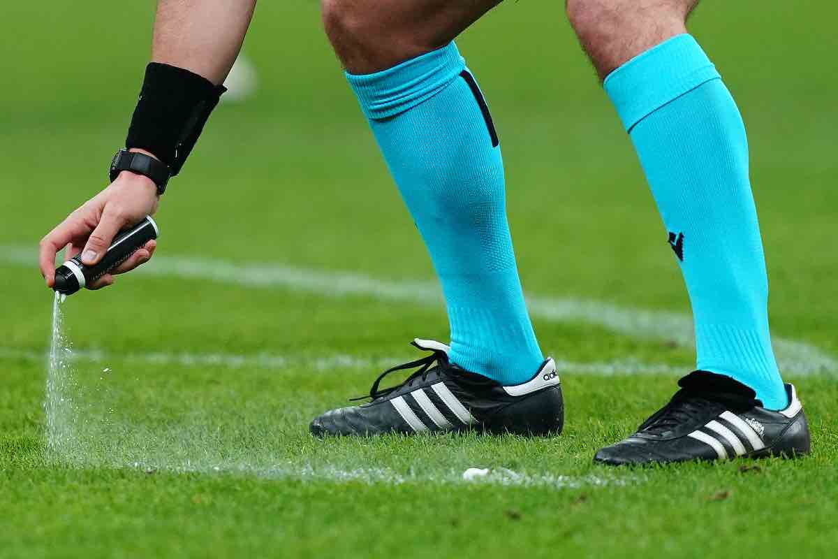 Duro scontro con l'arbitro