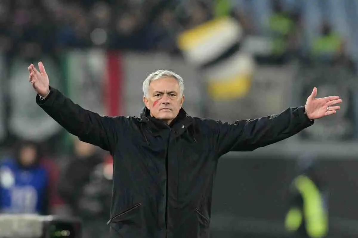 Mourinho attacca ancora gli arbitri: stoccata in diretta