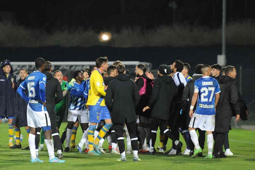 Pugni in campo, l’Italia come la Turchia: maxi squalifica