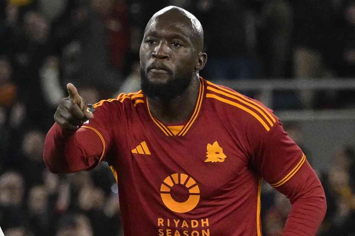 Romelu Lukaku esulta dopo il gol: possibile addio alla Roma? 