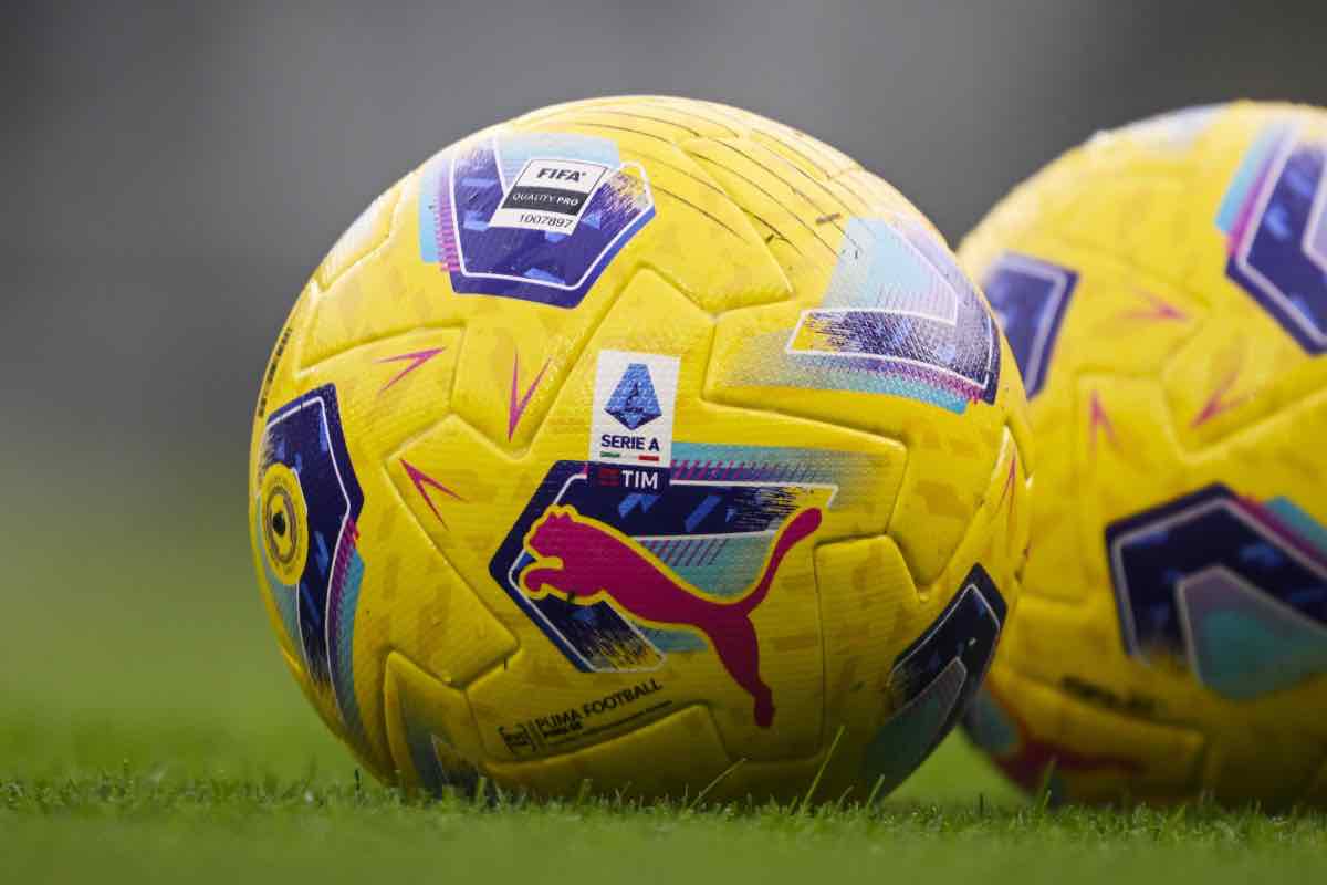 Pallone della Serie A in campo