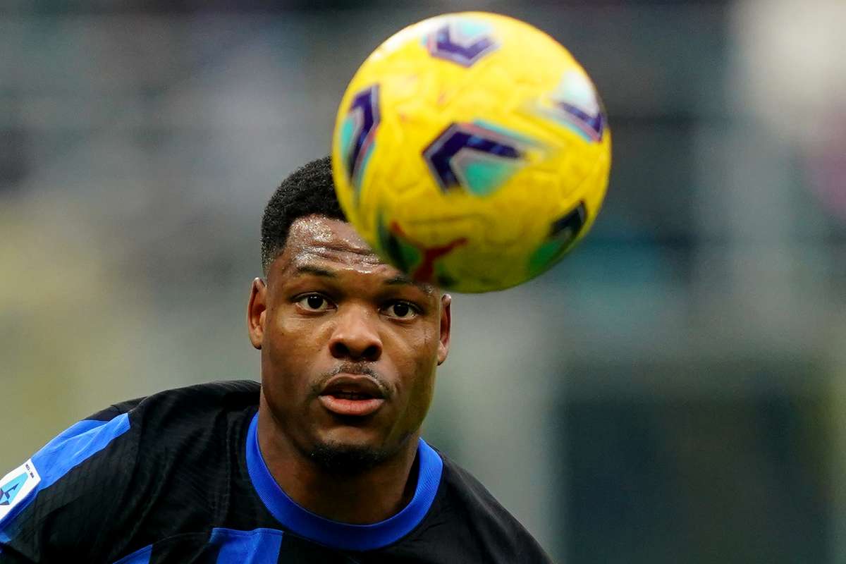 Denzel Dumfries lascia l'Inter