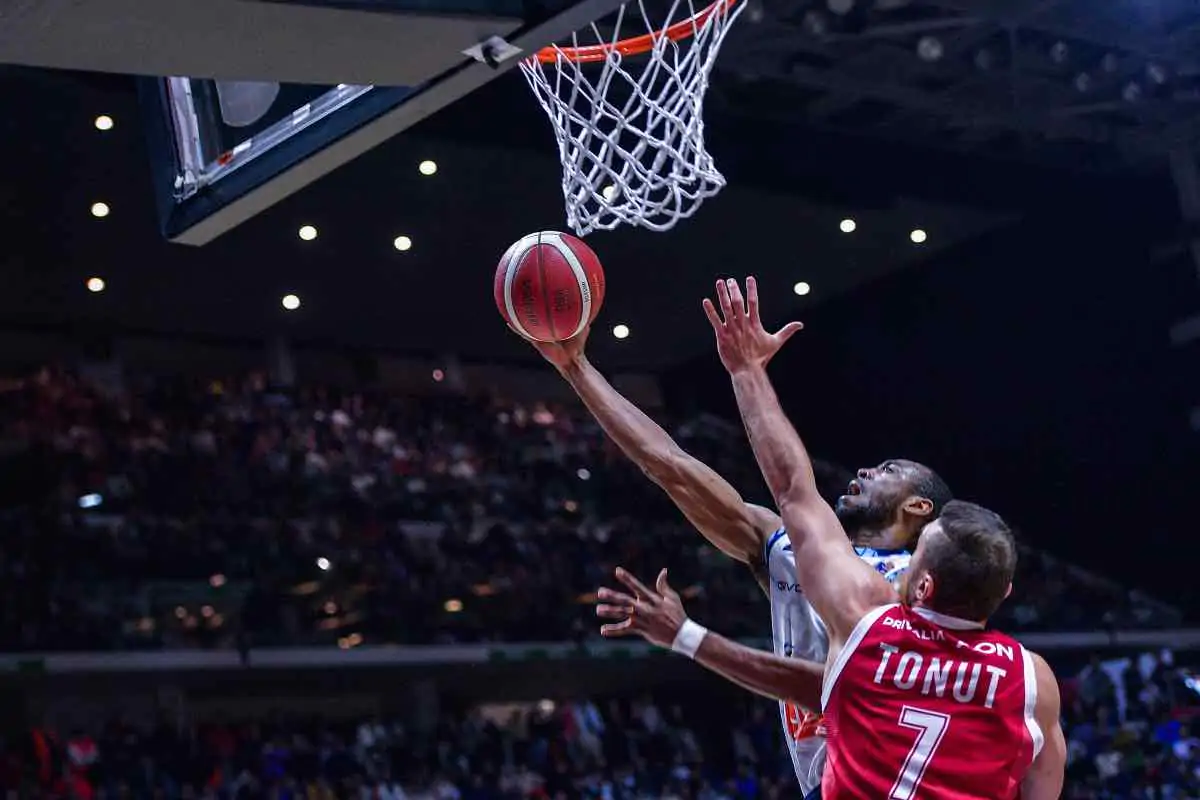 Markel Brown spia Ettore Messina negli ultimi minuti