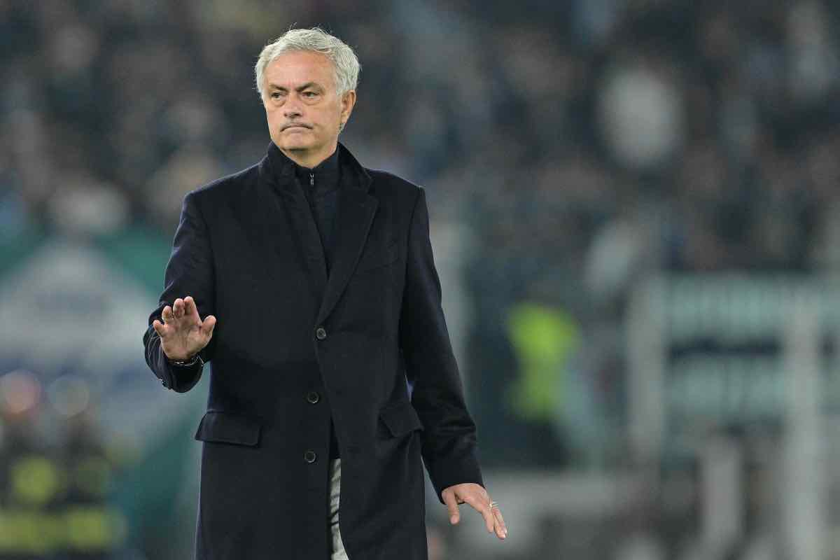 Josè Mourinho, il messaggio per l'addio al calcio di Fellaini