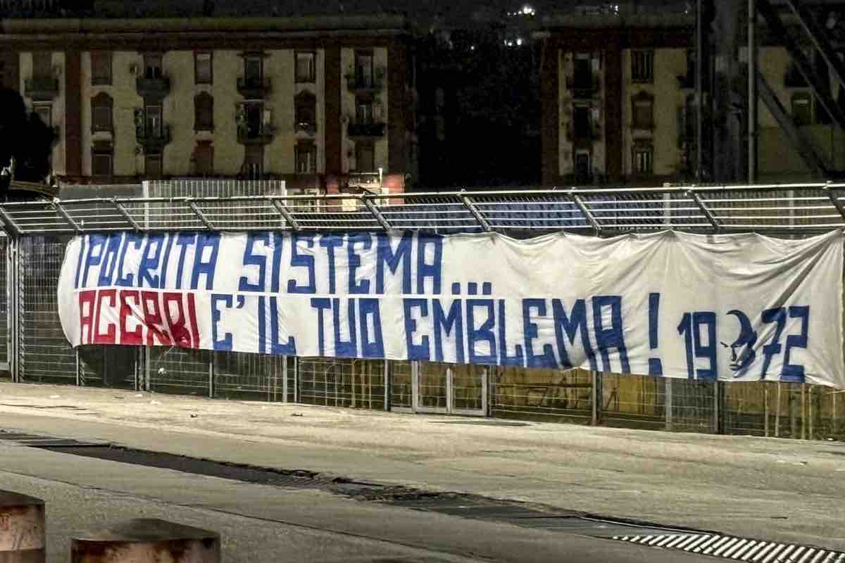 Gli ultras del Napoli attaccano, Acerbi e FIGC nel mirino: duro striscione (FOTO)