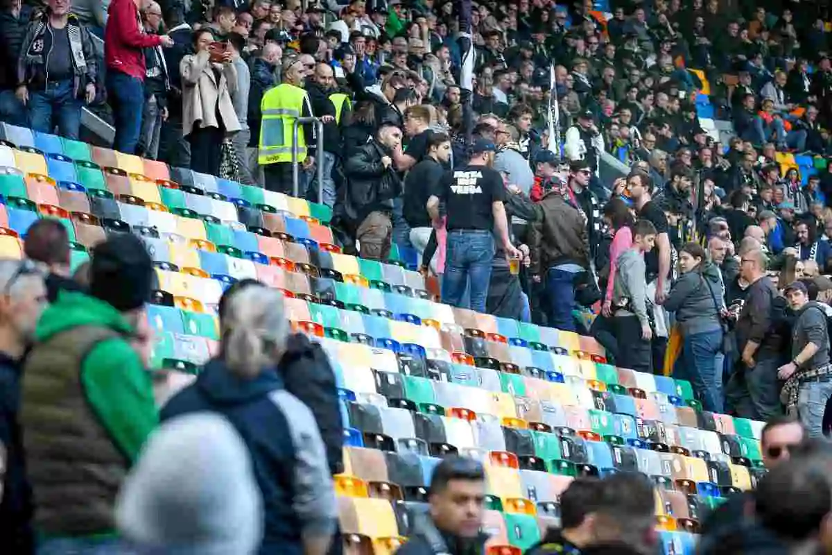 Via gli ultras dalla curva