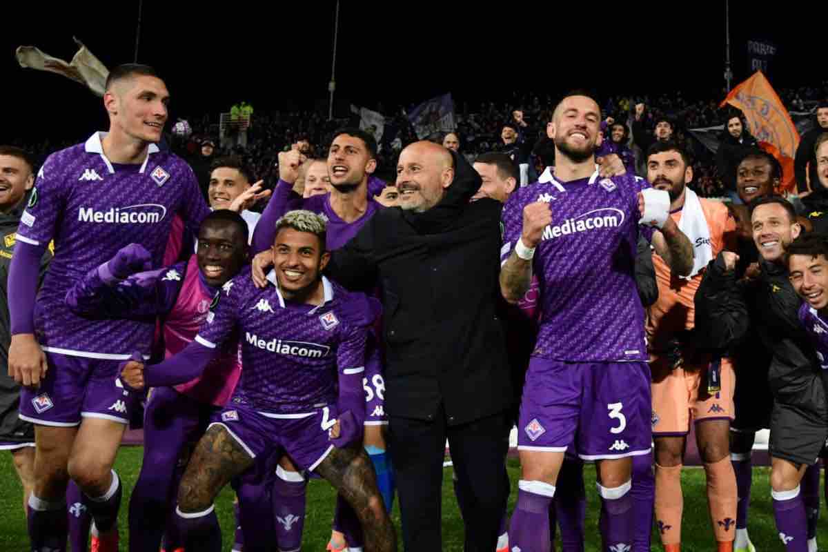 Italiano e il “bacio” alla giornalista dopo il gol della Fiorentina: le immagini fanno il giro del web