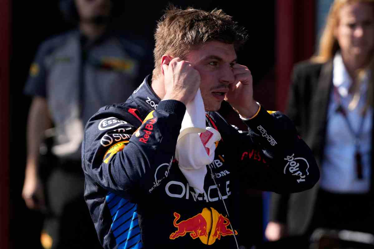 Formula 1: Verstappen fa il dito medio un tifoso