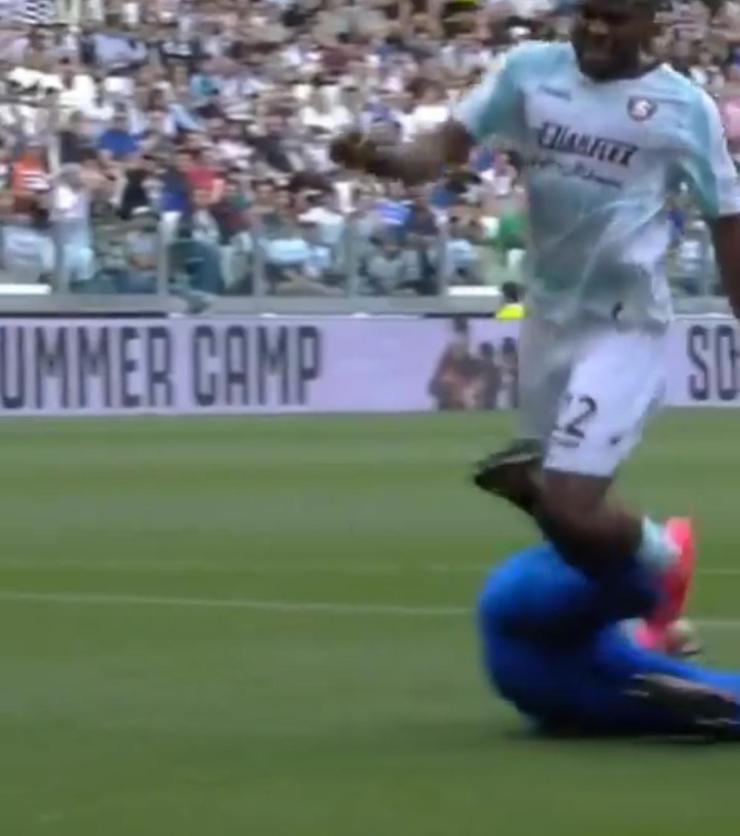 Bergonzi non ha dubbi sul contatto tra Szczesny e Ikwuemesi in Juventus-Salernitana: "Uno degli errori più grossi del campionato"