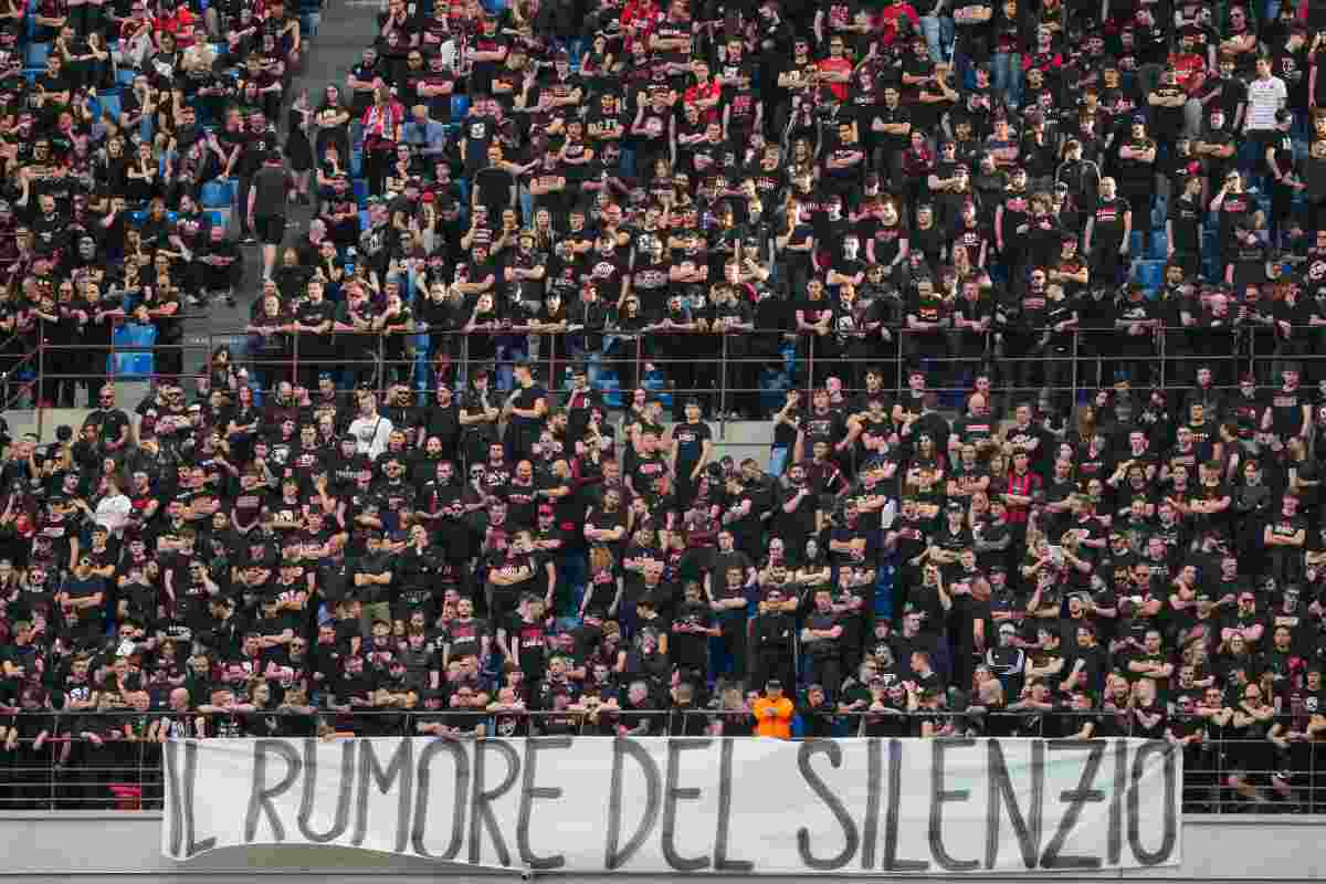 La protesta dei tifosi del Milan