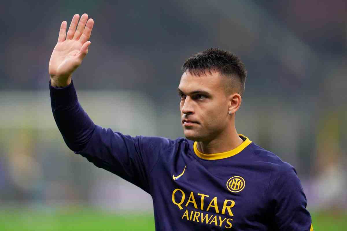 Lautaro Martinez saluta