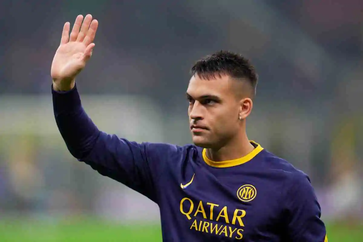 Lautaro Martinez saluta