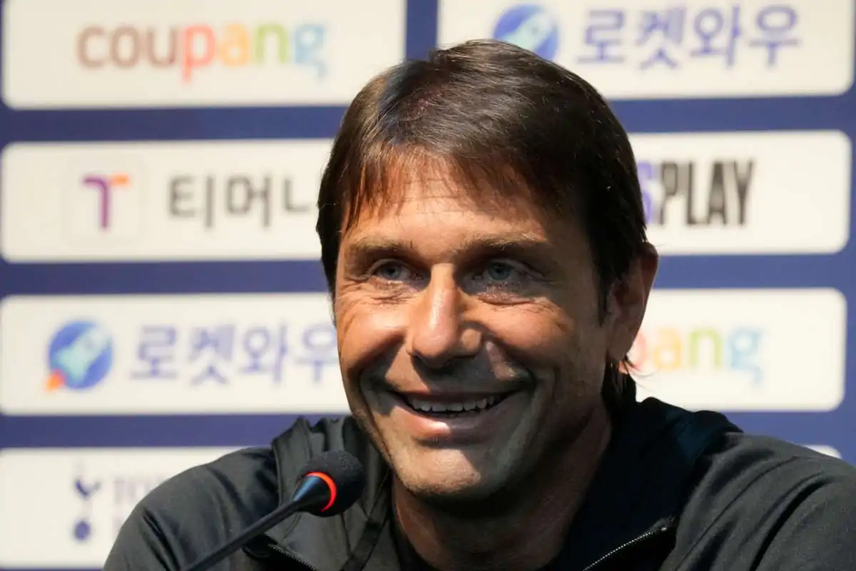 Conte sorride