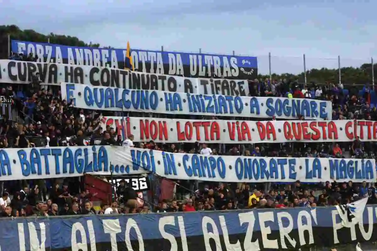 Clamoroso gesto degli ultras