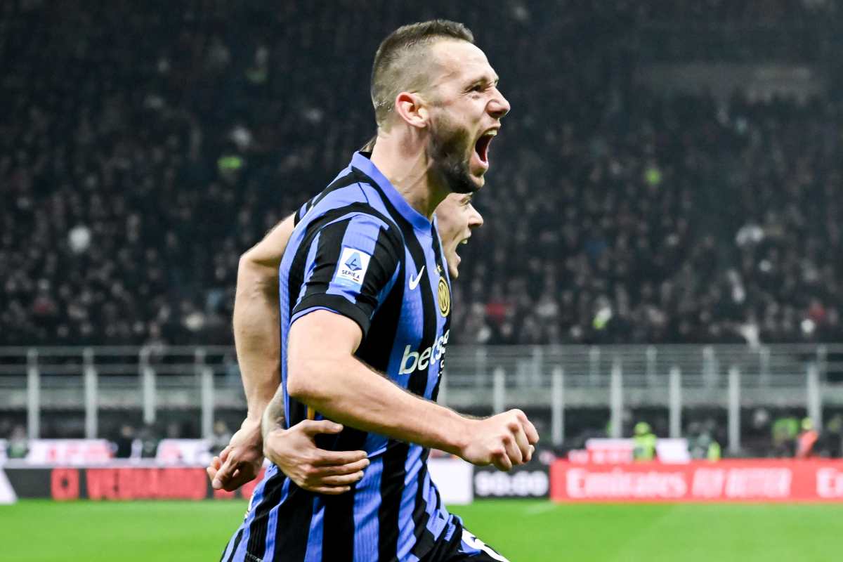 De Vrij esulta in campo